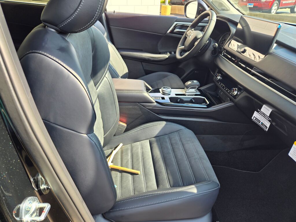 2025 Mitsubishi Outlander SE photo 5