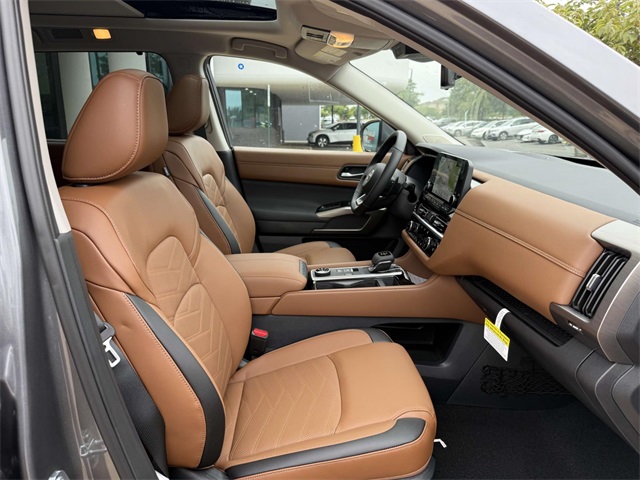 2025 Nissan Pathfinder Platinum photo 13