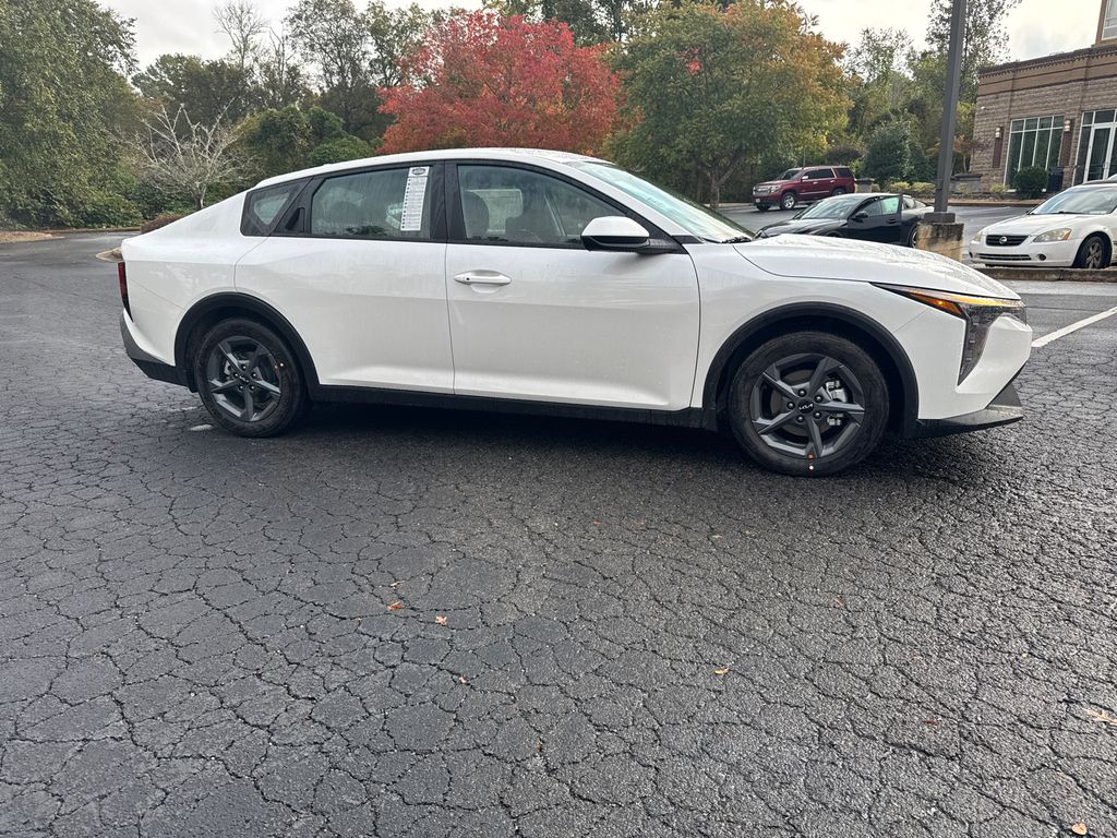 2025 Kia K4 LXS photo 2