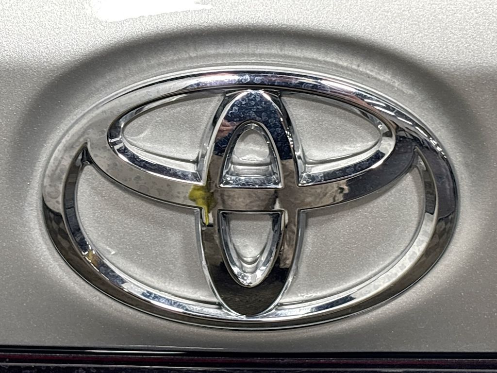 2020 Toyota Corolla LE photo 22