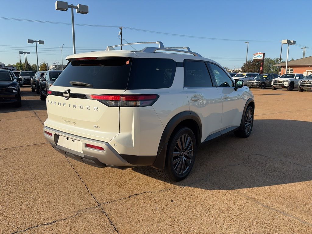 2023 Nissan Pathfinder SL photo 3