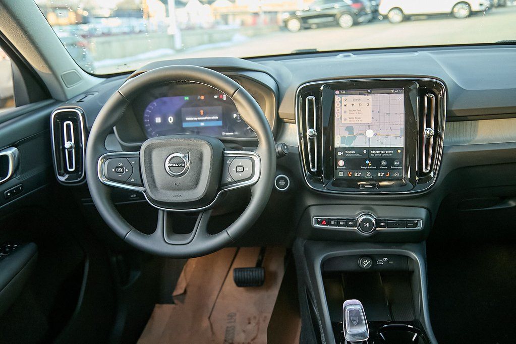 2026 VOLVO XC40 - Image 21