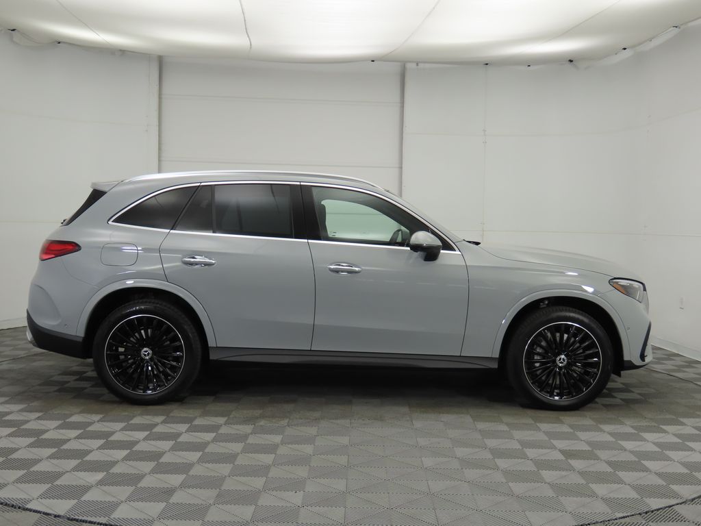 2025 Mercedes Benz GLC 300 photo 4