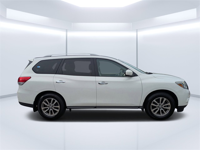 2014 Nissan Pathfinder SV photo 2
