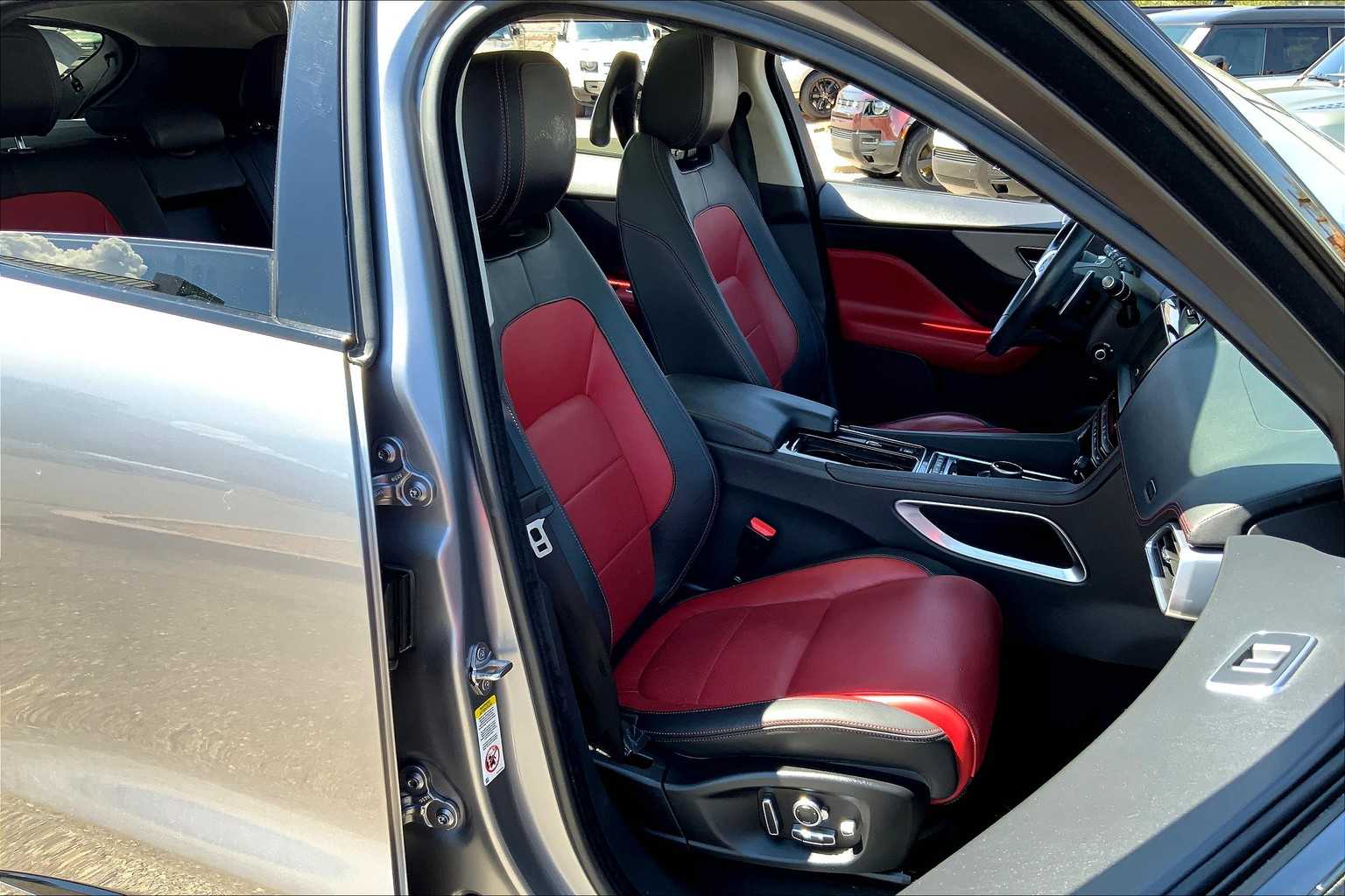 2020 Jaguar F-PACE Checkered Flag Edition photo 7