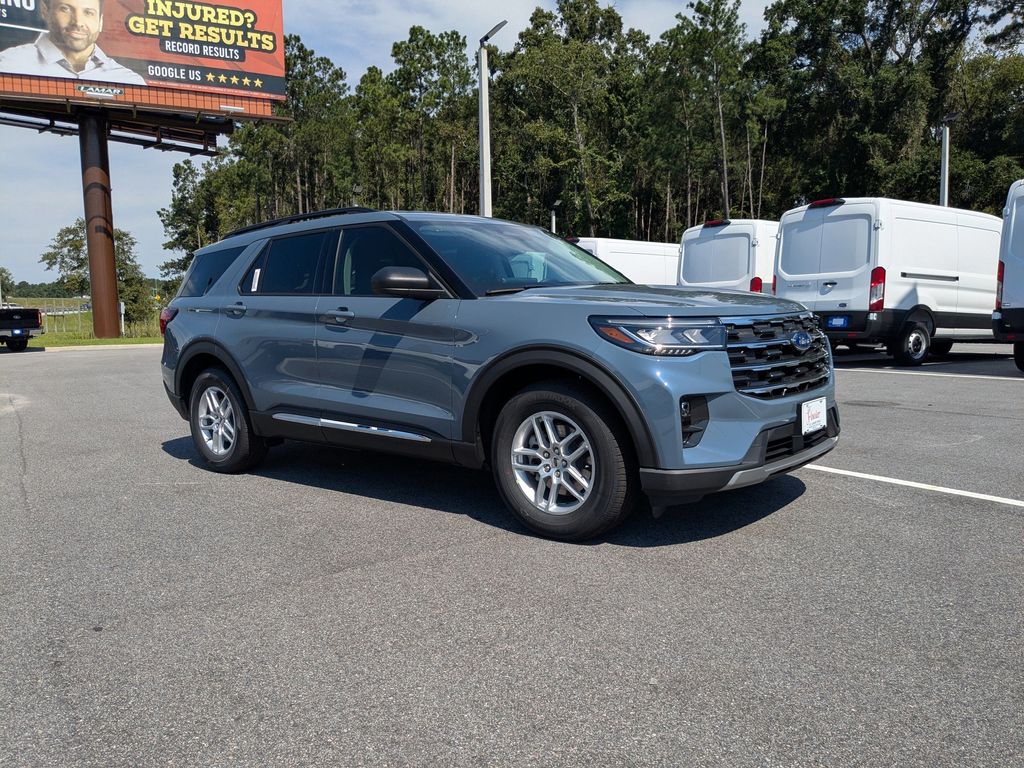 2025 Ford Explorer photo 2