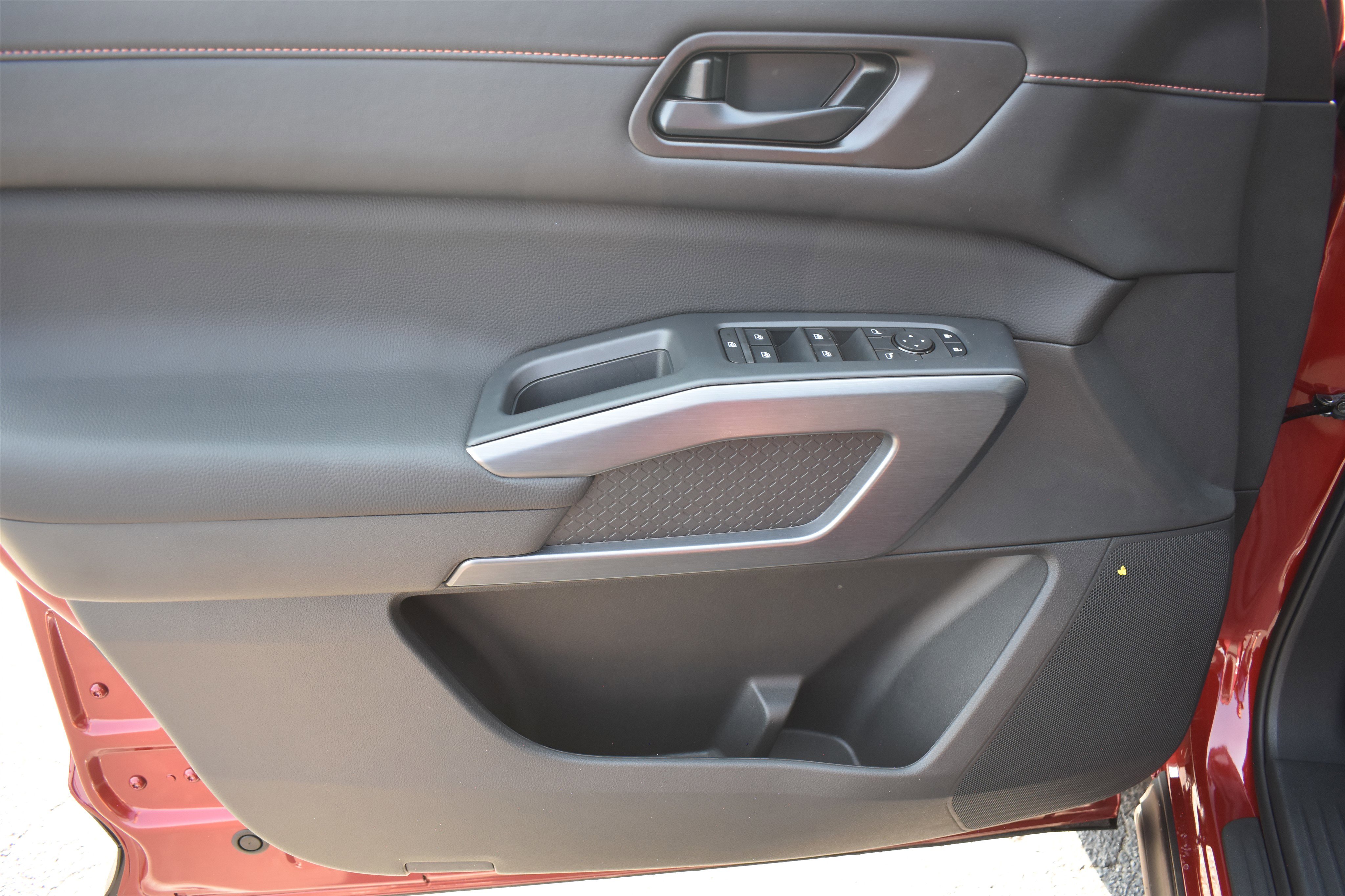 2025 Nissan Pathfinder SV photo 2