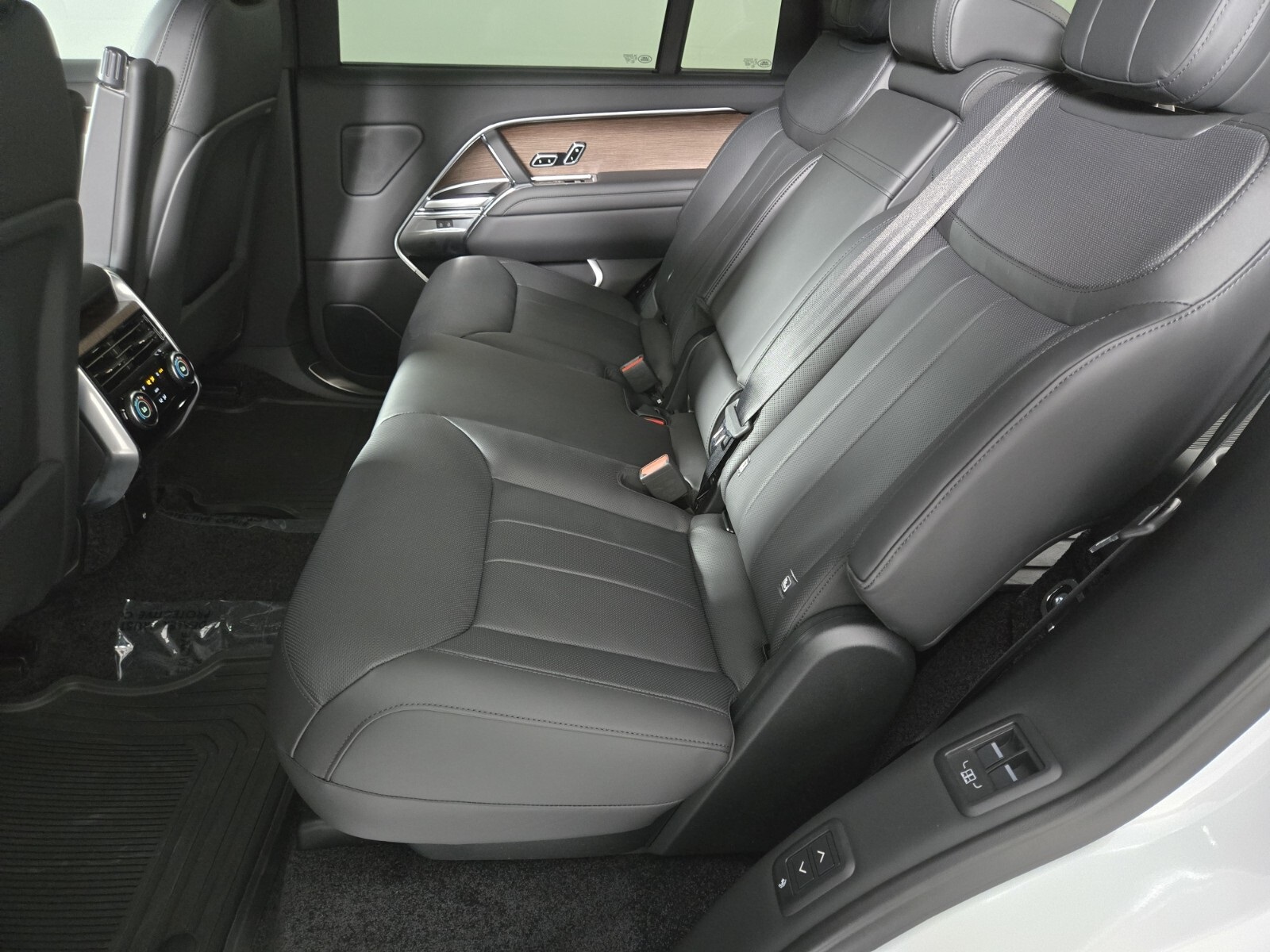 2025 Land Rover Range Rover SE photo 5