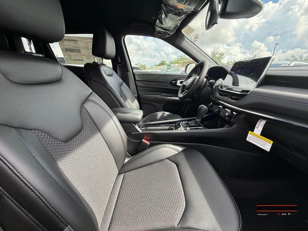 2026 Jeep Compass Latitude photo 2