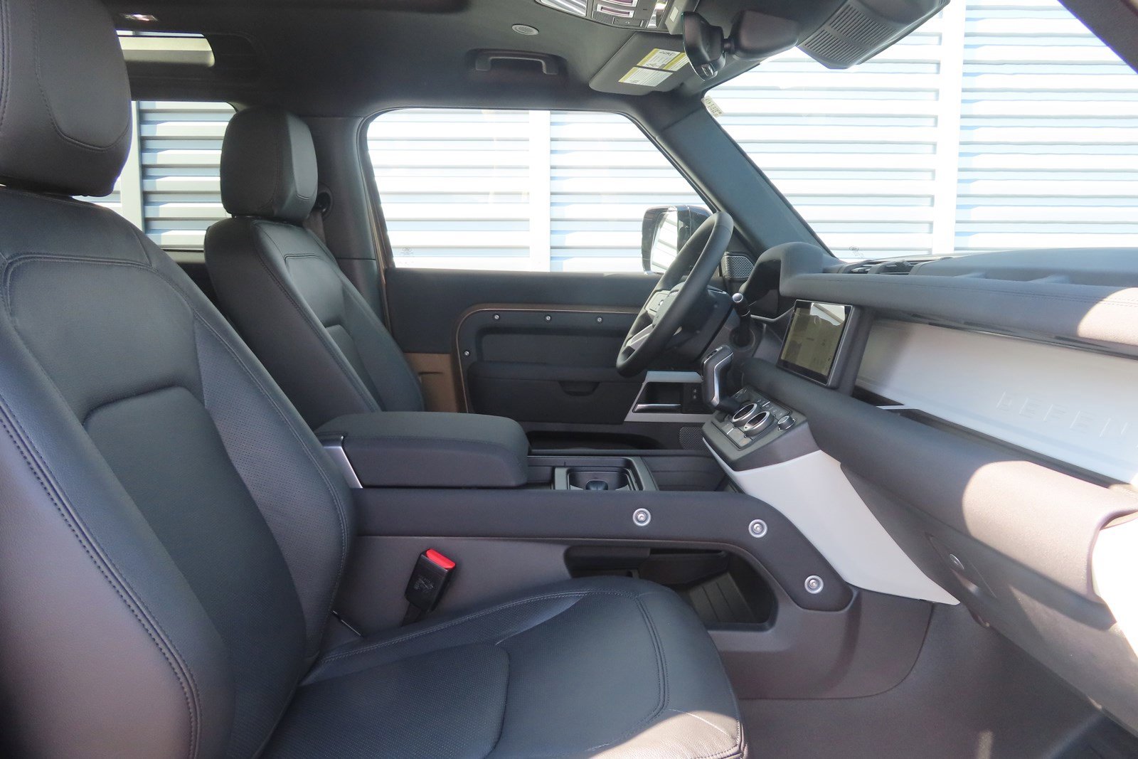 2023 Land Rover Defender S photo 3