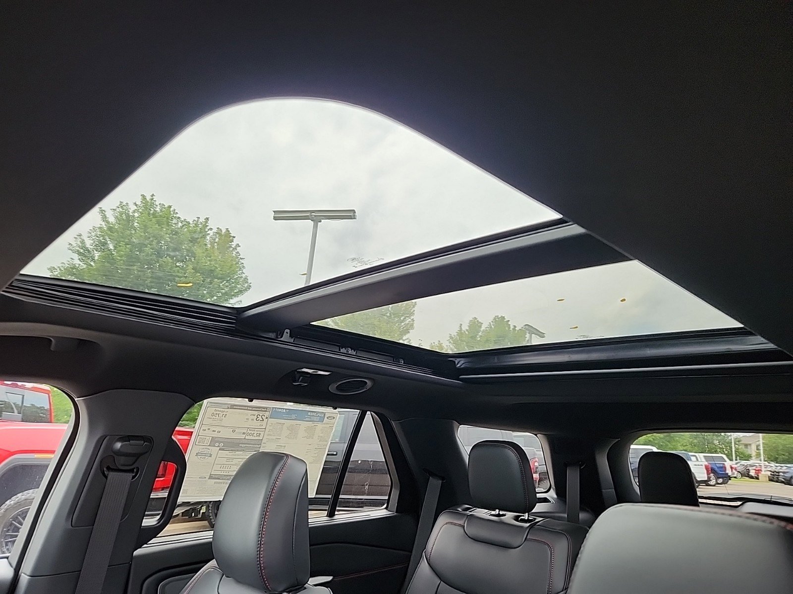 2025 Ford Explorer ST-Line photo 14