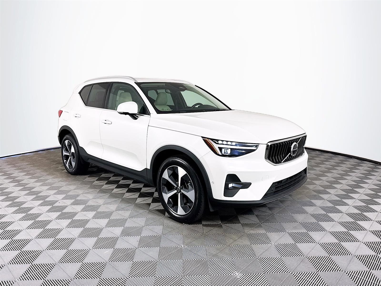 2024 Volvo XC40 Plus photo 3