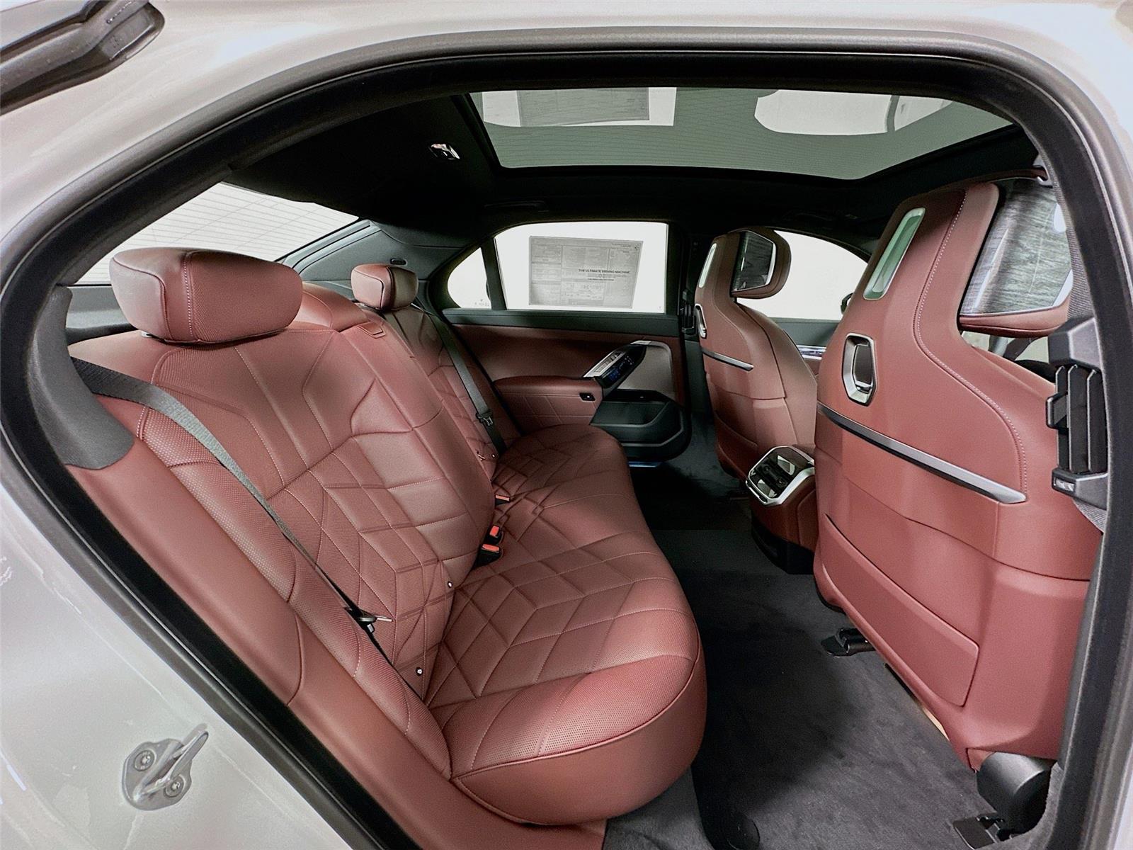 2026 Bmw 750e photo 29