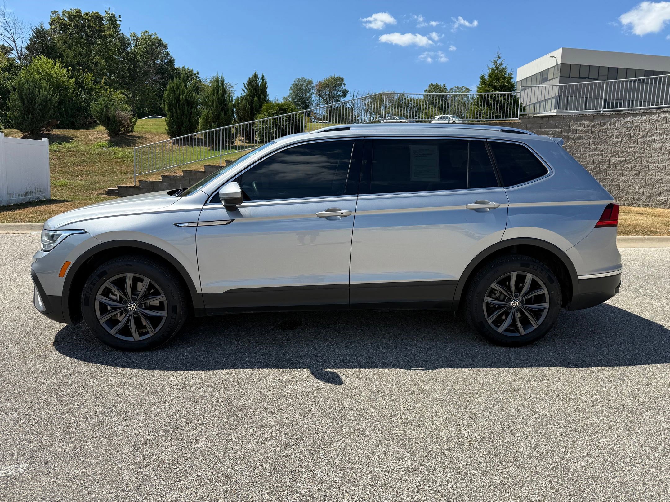 2023 Volkswagen Tiguan SE photo 2