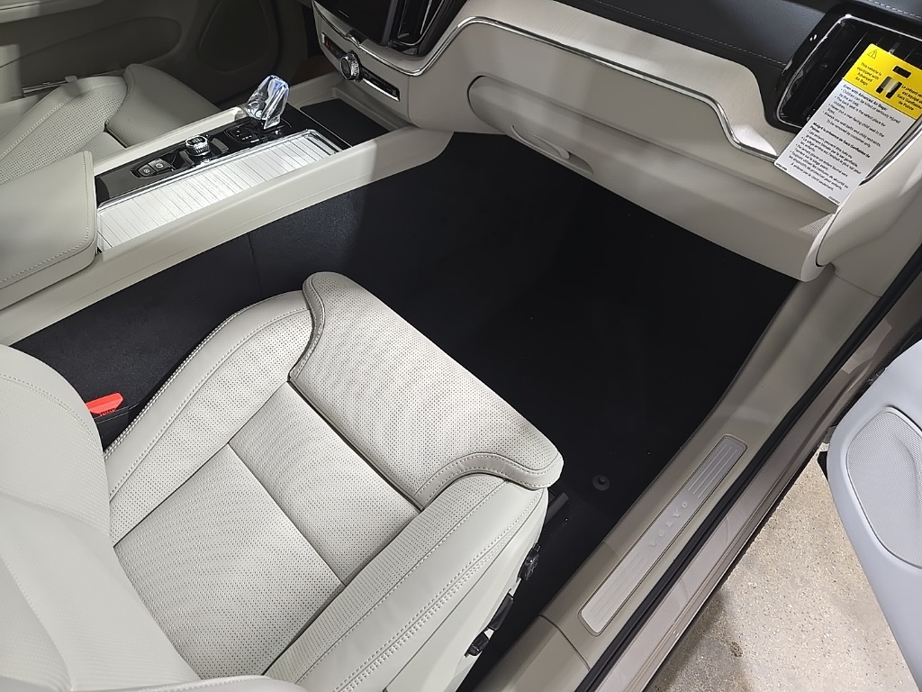 2026 Volvo XC60 B5 photo 7
