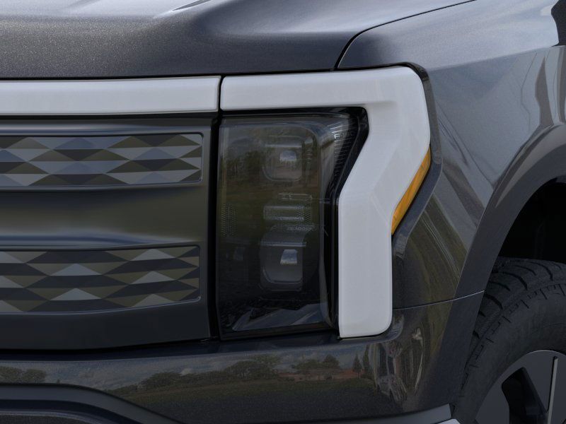 2025 Ford F-150 Lightning Lariat photo 18