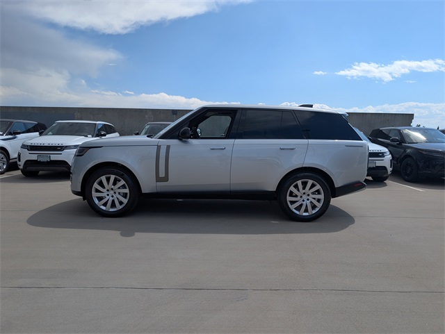 2025 Land Rover Range Rover SE photo 3