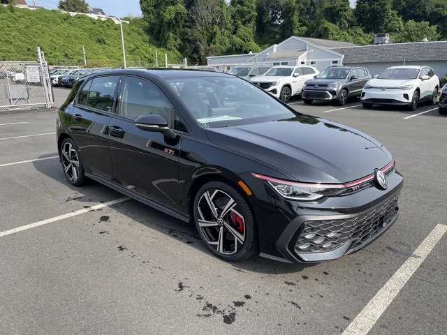 2025 Volkswagen Golf GTI SE photo 4