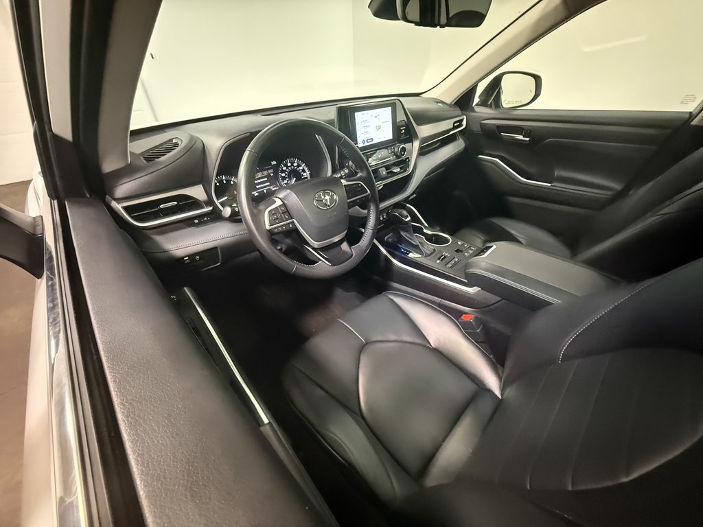 2023 Toyota Highlander XLE photo 2