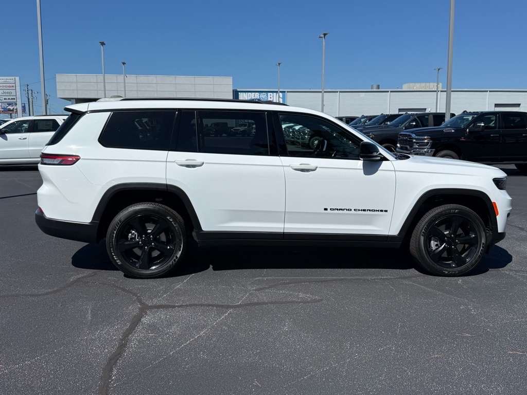 2025 Jeep Grand Cherokee Altitude photo 2