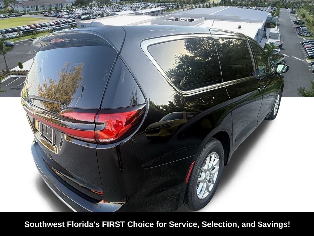 2026 Chrysler Pacifica photo 3