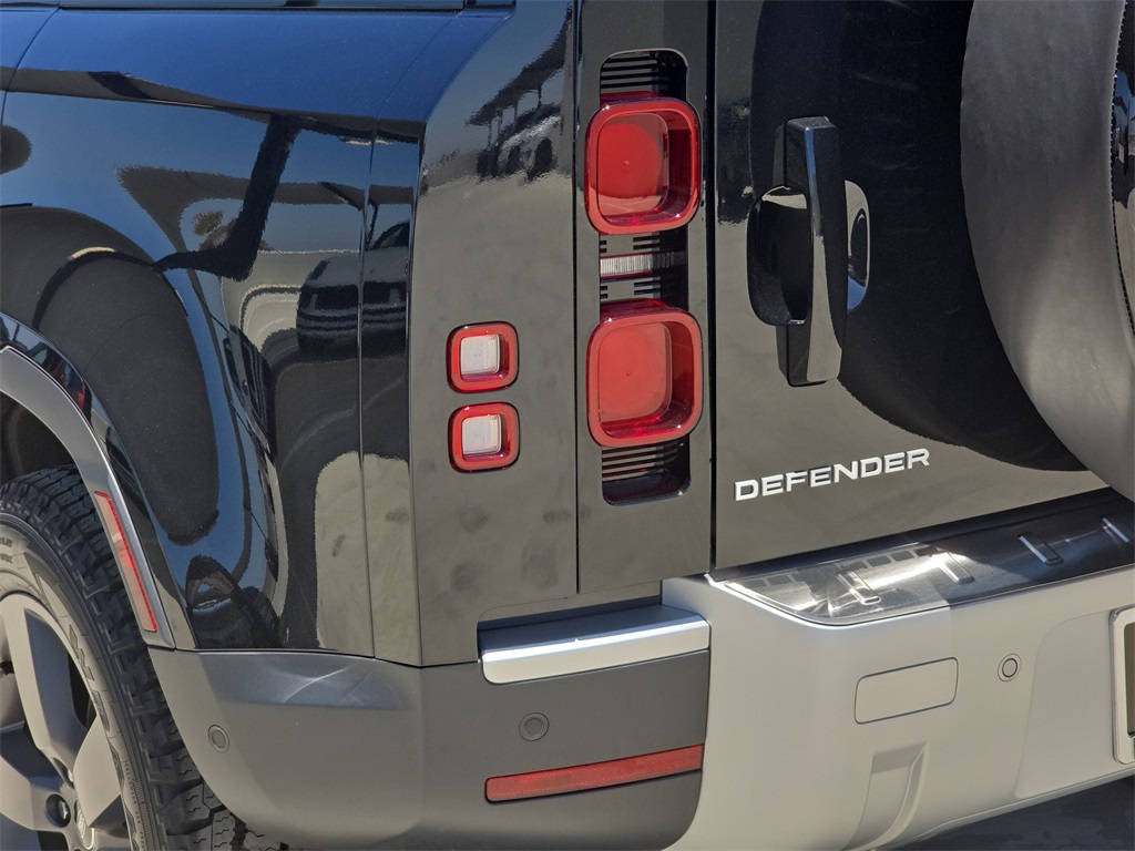 2025 Land Rover Defender 110 S photo 33