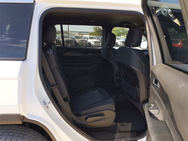 2025 Jeep Grand Cherokee Laredo Altitude photo 23