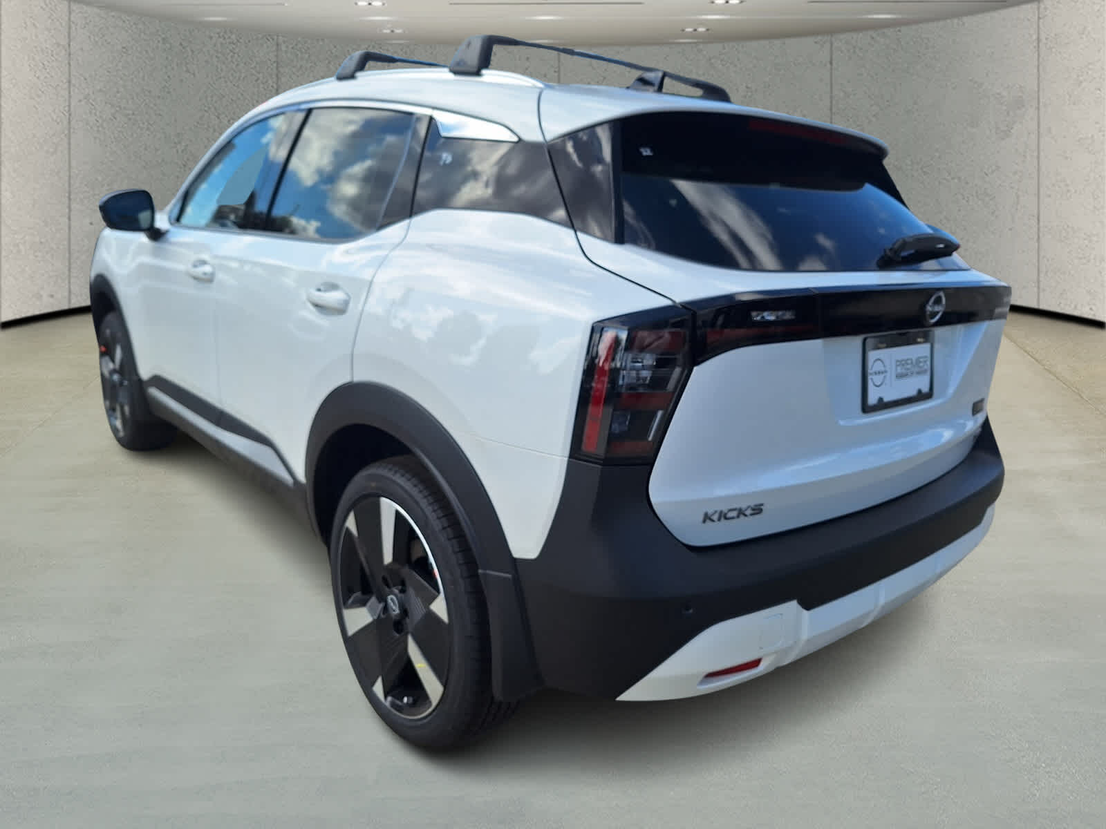 2026 Nissan Kicks SR photo 2