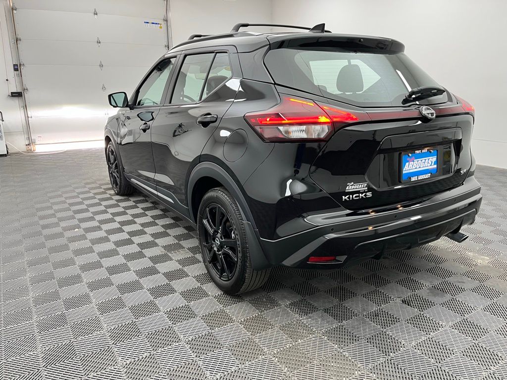 2023 Nissan Kicks SR photo 3