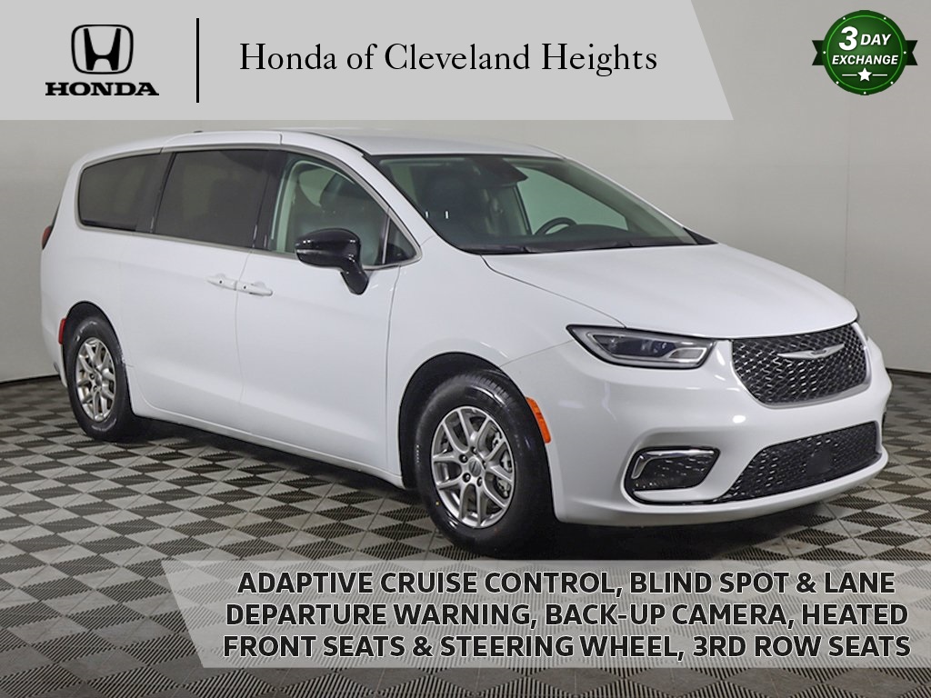 2024 Chrysler Pacifica Touring L's photo