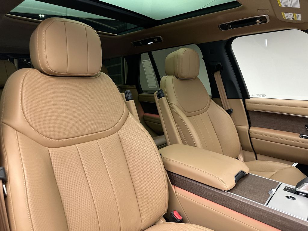2025 Land Rover Range Rover SE photo 4