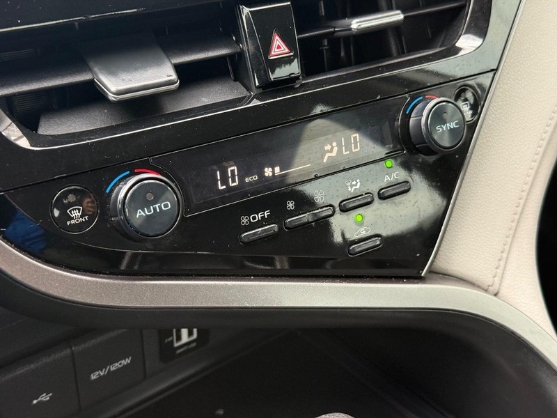 2023 Toyota Camry Hybrid LE photo 27