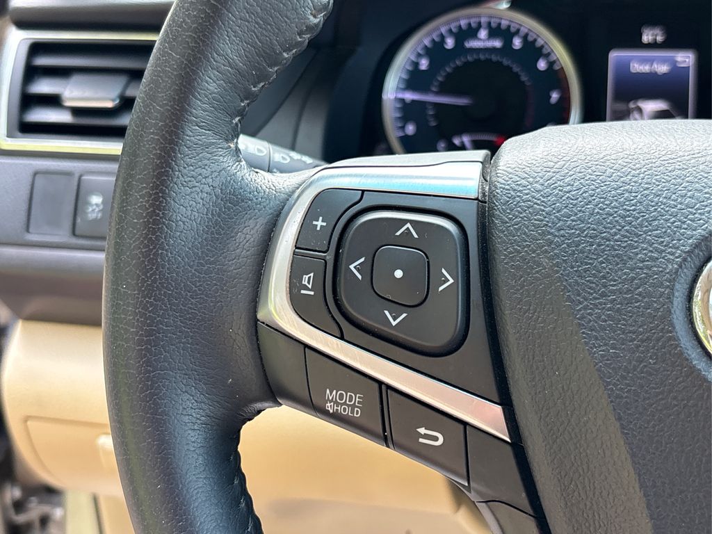 2016 Toyota Camry XLE photo 19