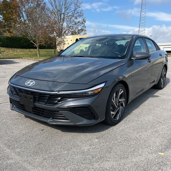 2025 Hyundai Elantra Limited photo 3