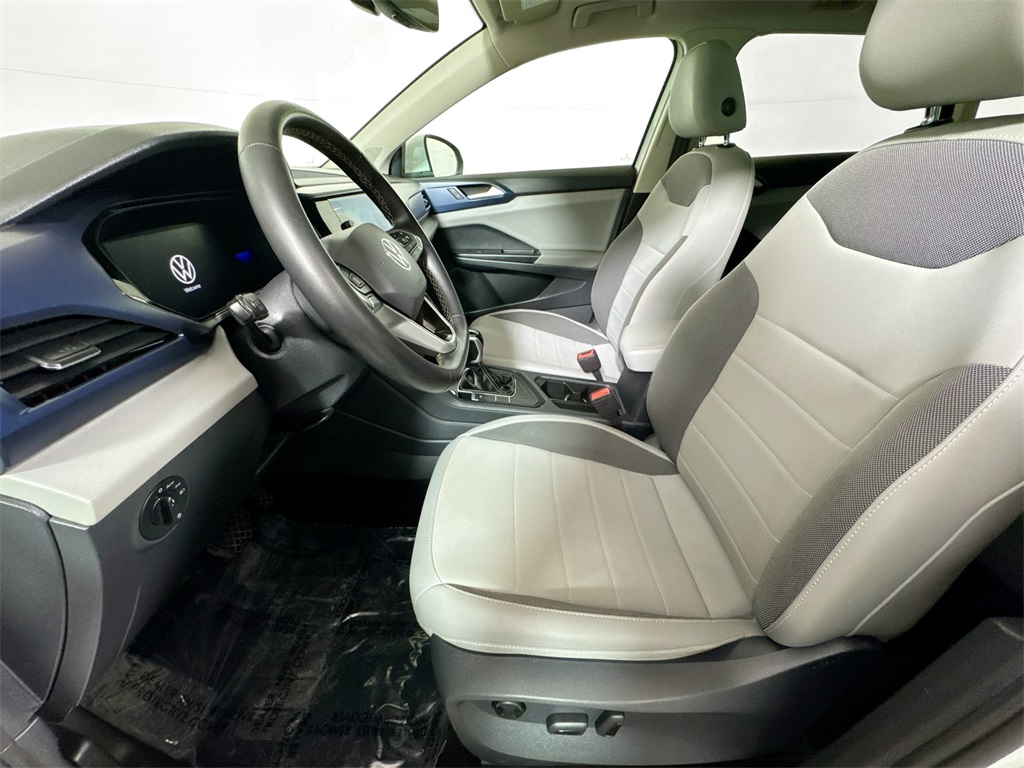 2022 Volkswagen Taos SE photo 2