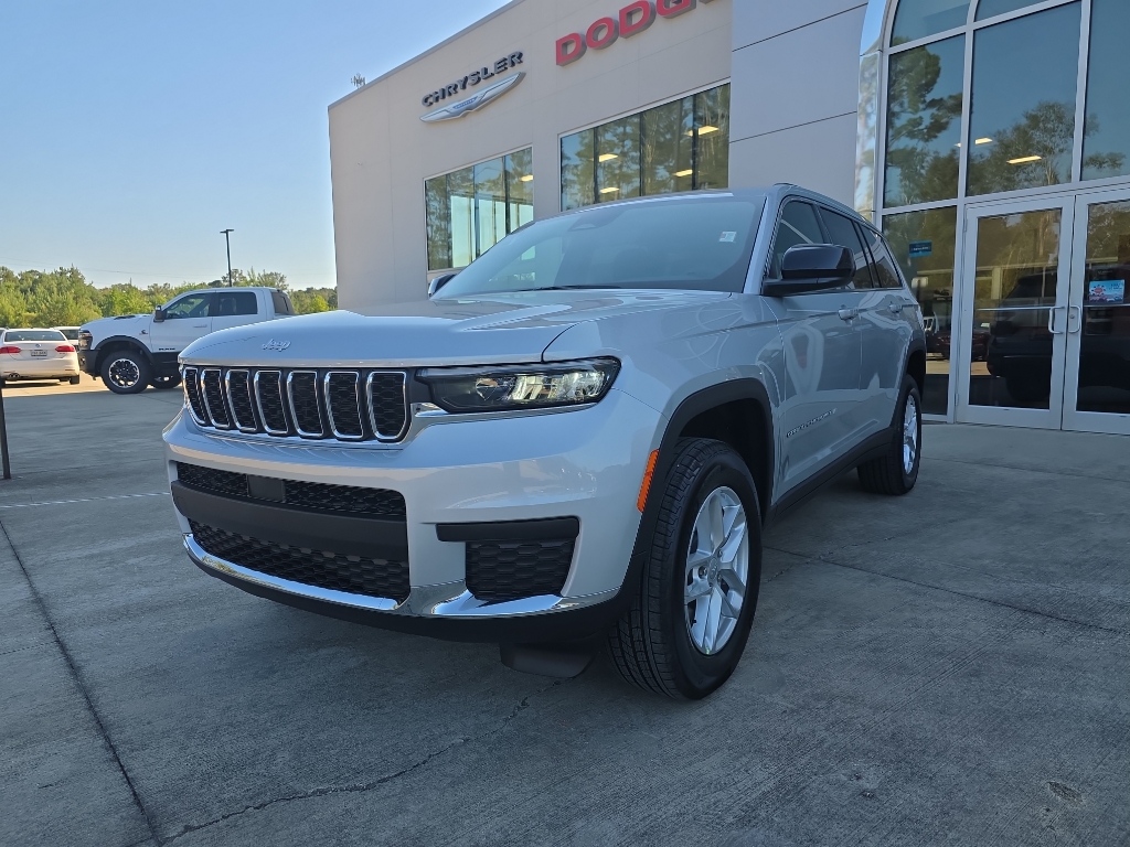 2025 Jeep Grand Cherokee Laredo photo 2