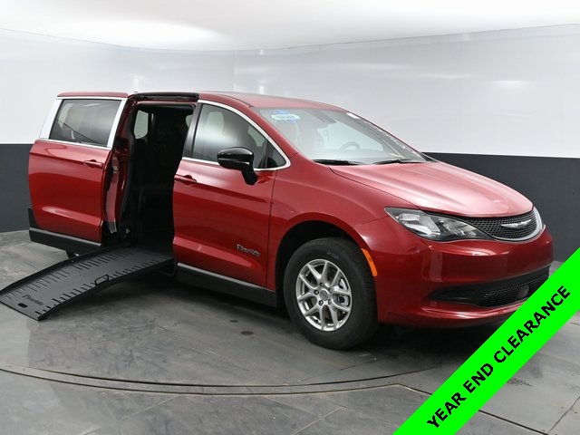 2025 Chrysler Voyager LX's photo