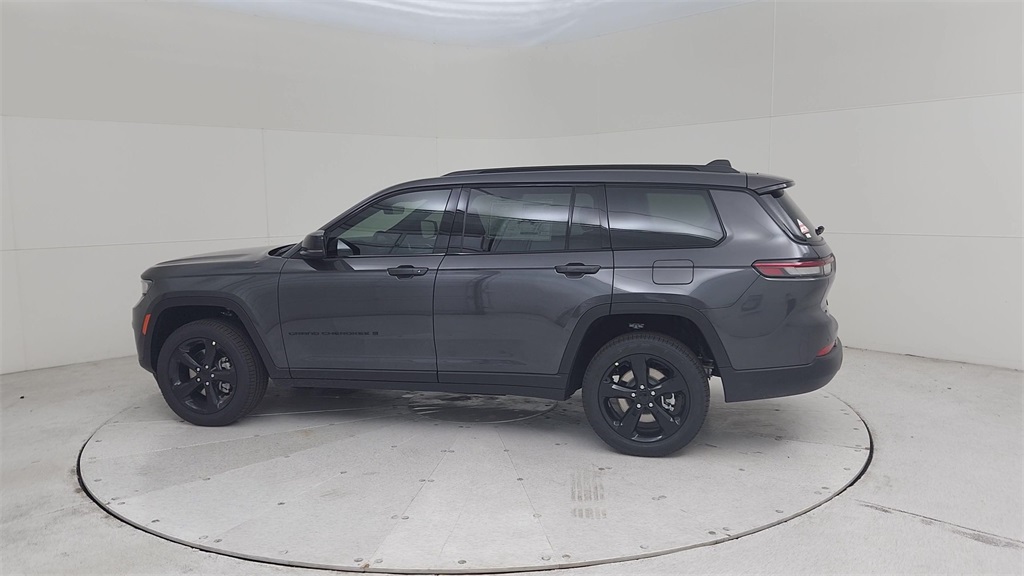 2025 Jeep Grand Cherokee Limited photo 3