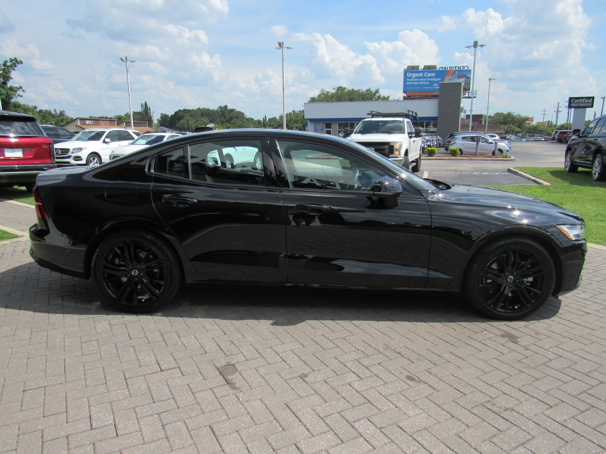 2023 Volvo S60 B5 Plus Black Edition photo 7