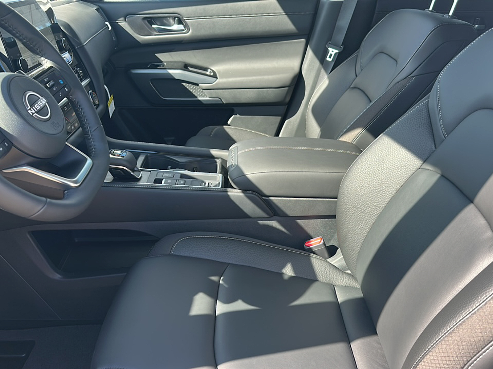 2025 Nissan Pathfinder SL photo 3