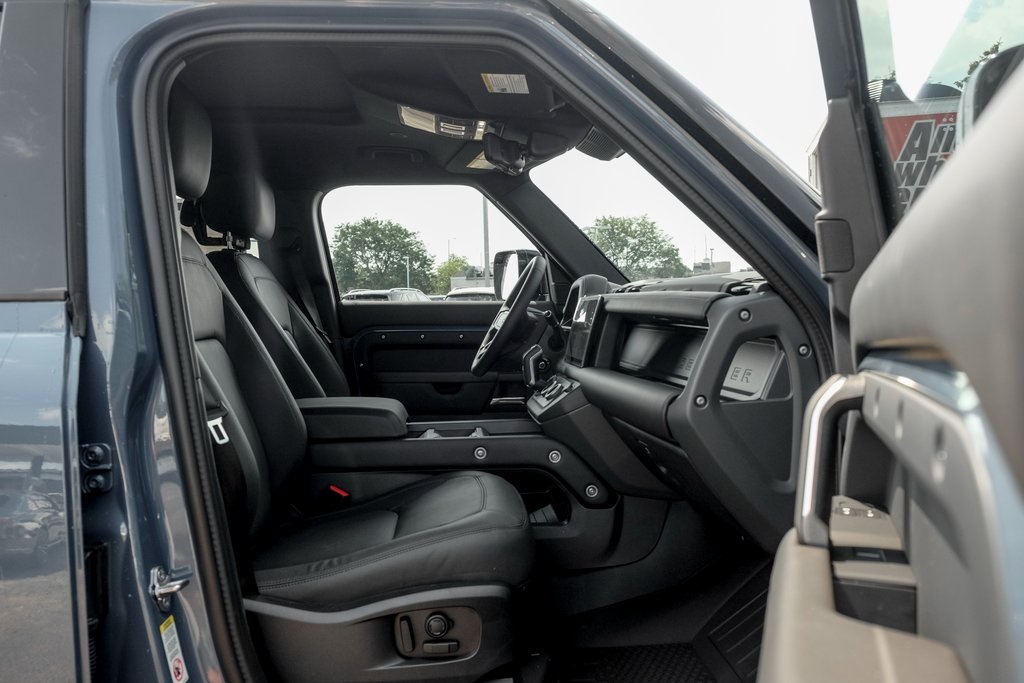 2025 Land Rover Defender 110 X-Dynamic SE photo 18