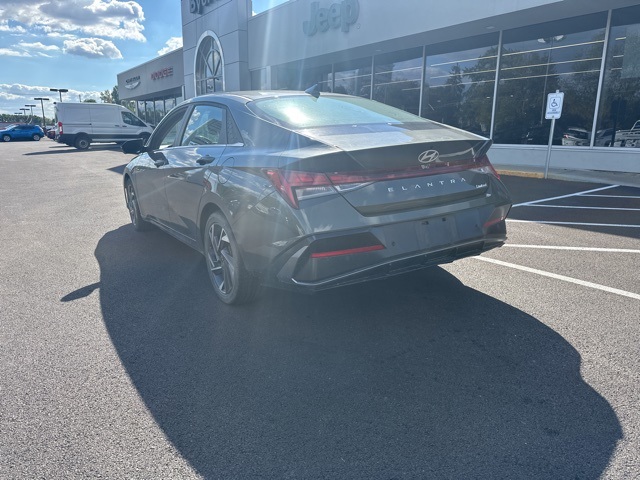 2024 Hyundai Elantra Limited photo 2