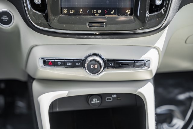 2025 Volvo XC40 Plus photo 19