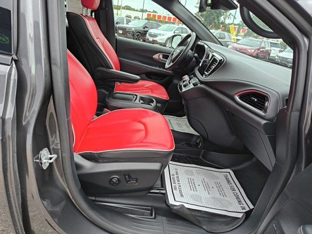 2020 Chrysler Pacifica Red photo 19