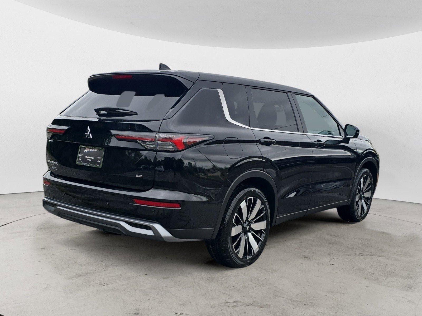 2025 Mitsubishi Outlander SE photo 2