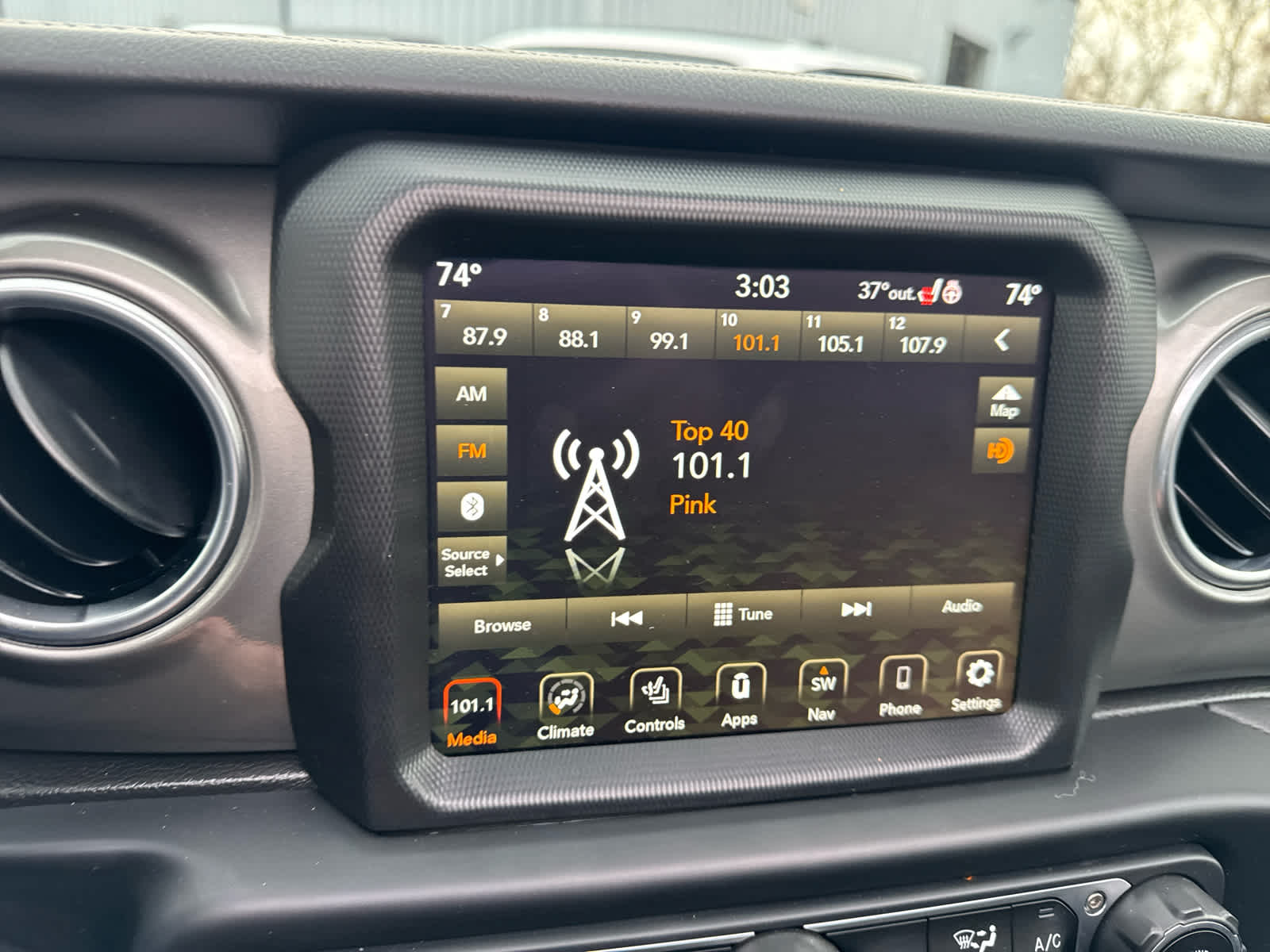 2023 Jeep Wrangler Sahara photo 35