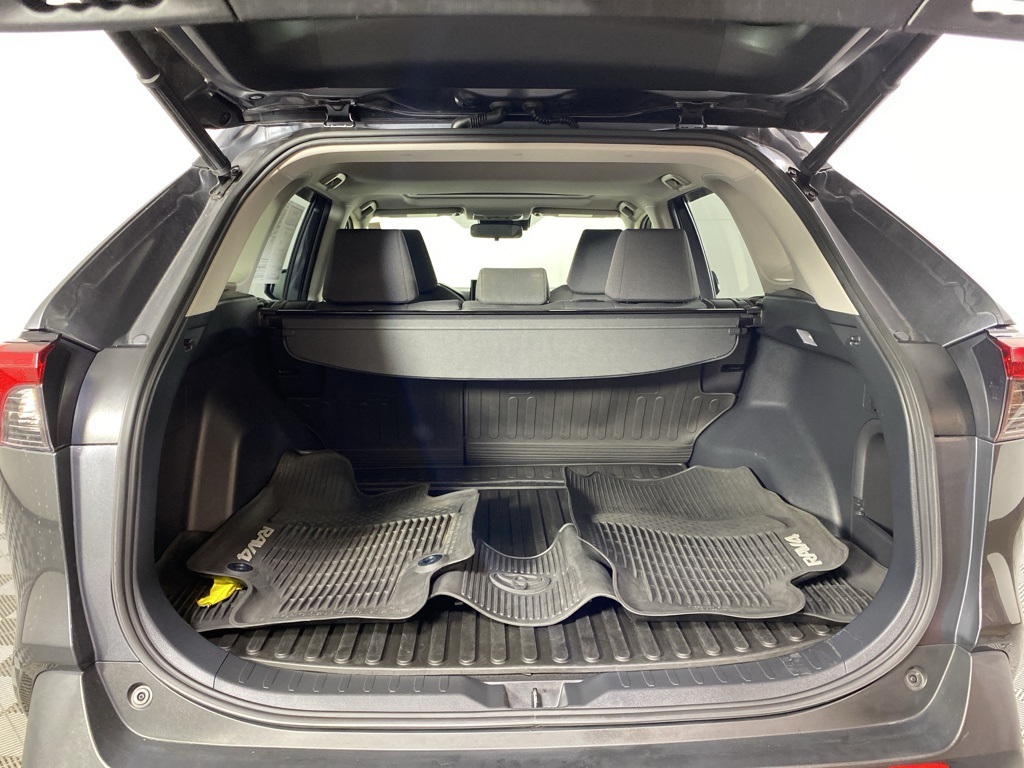 2020 Toyota RAV4 Hybrid XLE photo 18