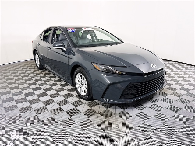 2025 Toyota Camry LE's photo