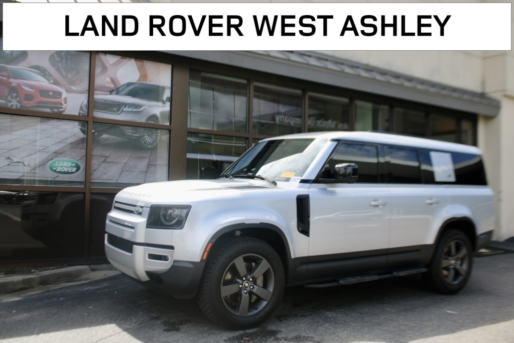 2023 Land Rover Defender SE's photo