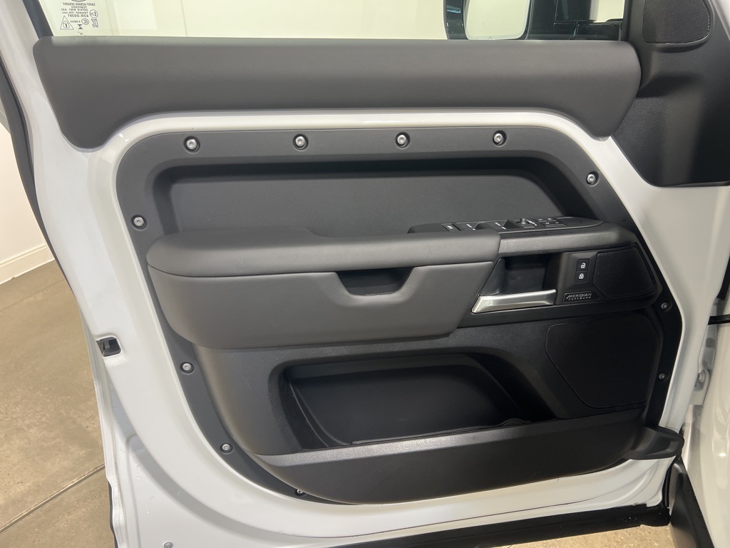 2025 Land Rover Defender 110 V8 photo 8